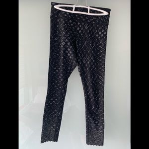 Lululemon NWT Black Wunder Under cropped  6